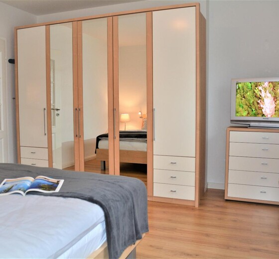 Schlafzimmer mit Kleiderschrank-Westerwarft, App. 6 - Ferienhaus / Ferienwohnung Büsum -  9