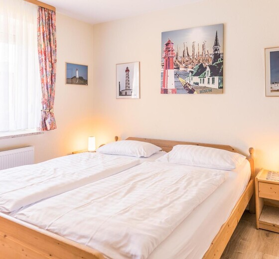 Doppelbett im Schlafzimmer-Am Ostdeich Whg. 3 - Ferienhaus / Ferienwohnung Büsum -  11