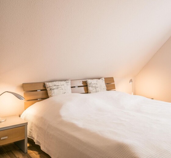 Schlafzimmer mit Bett-Domizil am Hafen, Whg. Ricarda - Ferienhaus / Ferienwohnung Büsum -  7