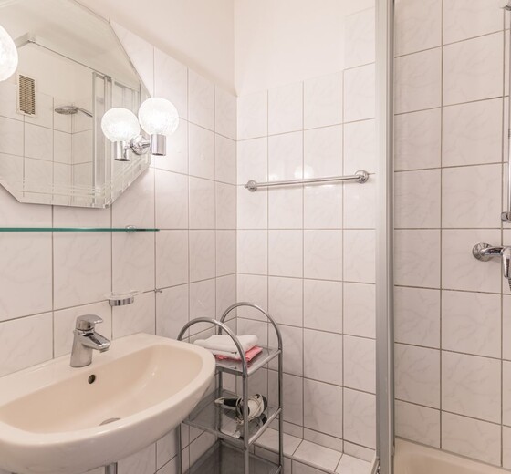 Badezimmer mit Dusche und Waschbecken-Nordseekante, Whg. 442 - Ferienhaus / Ferienwohnung Büsum -  12
