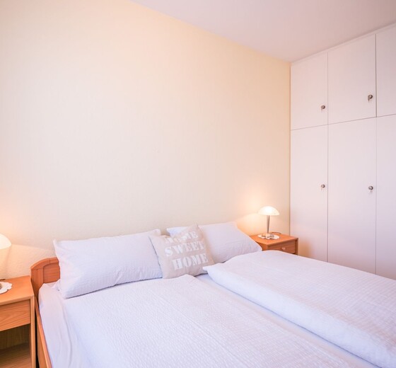 Schlafzimmer mit Einbauschrank-Nordseekante, Whg. 385 - Ferienhaus / Ferienwohnung Büsum -  10