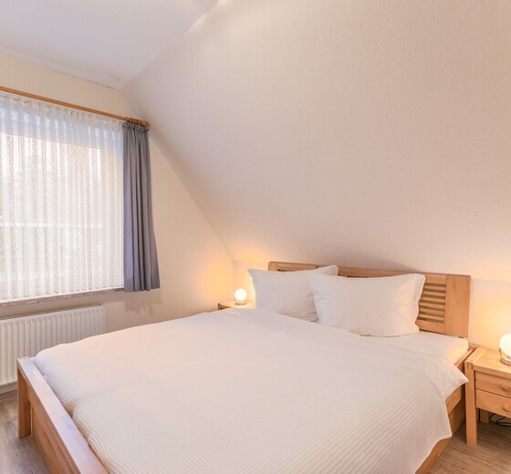 Schlafzimmer mit Bett-Am Altenhof Whg. 6 - Ferienhaus / Ferienwohnung Büsum -  8