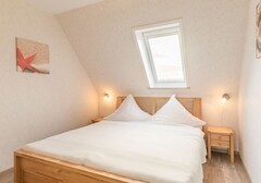 Schlafzimmer mit Bett-Am Altenhof Whg. 7- Ferienhaus / Ferienwohnung Büsum - 4