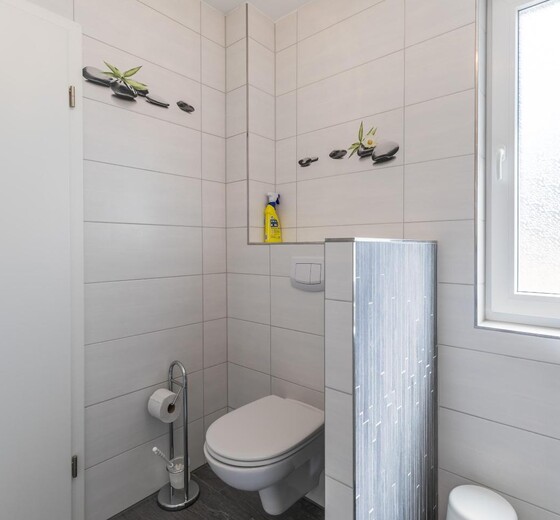 Badezimmer mit Toilette-Haus Stadtvilla, Whg. 1 - Ferienhaus / Ferienwohnung Büsum -  14