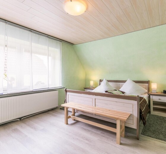 Schlafzimmer mit Bett und Fenster-Haus Blomberg - Ferienhaus / Ferienwohnung Büsum -  23