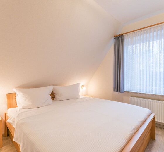 Elternschlafzimmer mit Doppelbett-Am Altenhof Whg. 4 - Ferienhaus / Ferienwohnung Büsum -  8