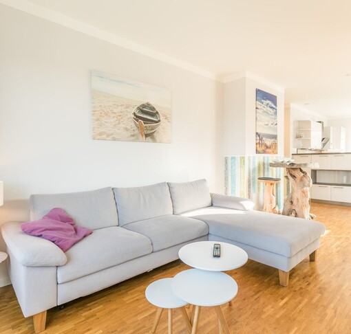 Wohnzimmer mit Sofa-"Frische Brise" - Penthouse-Wohnung - Ferienhaus / Ferienwohnung Büsum - 2
