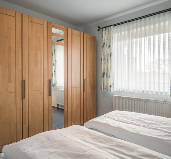 Schlafzimmer mit Kleiderschrank-Seewärts Wohnen, Whg. 1.3 - Ferienhaus / Ferienwohnung Büsum -  9