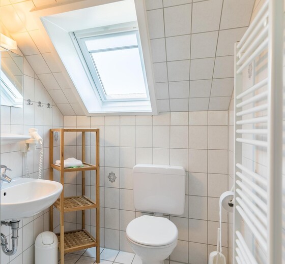 Badezimmer mit Toilette-Abendrot Whg. 5 - Ferienhaus / Ferienwohnung Büsum -  9