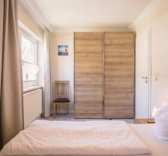 Schlafzimmer mit Bett-Appartementhaus Meeresbucht Whg. 6 - Ferienhaus / Ferienwohnung Büsum -  12