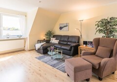 Wohnzimmer mit Sofa und Sessel-Appartement Svea - Ferienhaus / Ferienwohnung Büsum - 3