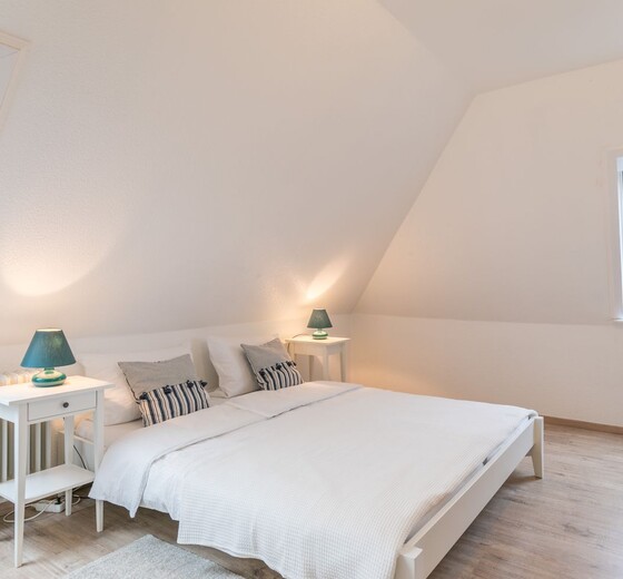 Schlafzimmer mit Bett-Annabelle Whg. 1 - Ferienhaus / Ferienwohnung Büsum -  8