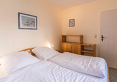 Schlafzimmer mit Bett-Butendörp Whg. 1- Ferienhaus / Ferienwohnung Westerdeichstrich - 4