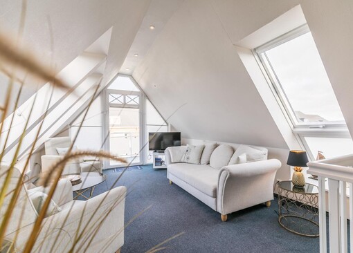 Wohnzimmer mit Sofa und TV-Appartementhaus Meeresbucht Whg. 10 - Ferienhaus / Ferienwohnung Büsum - 1