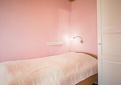 Schlafzimmer mit Bett am Schrank-Haus Strandbrise, Whg. 3 - Ferienhaus / Ferienwohnung Büsum - 5
