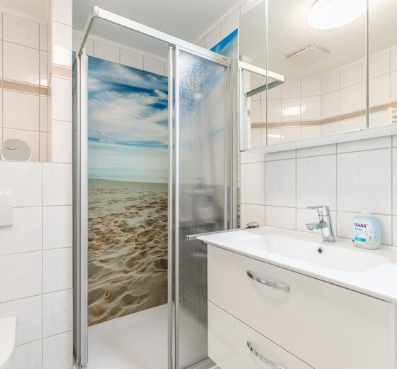 Badezimmer mit Dusche und Waschbecken-Haus Punzel, Whg. Seeperle - Ferienhaus / Ferienwohnung Büsum -  14