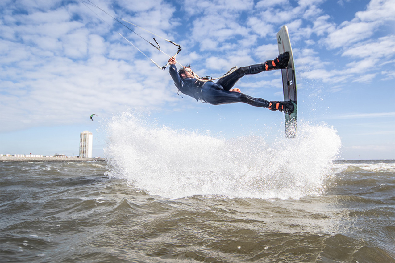 Ein Kitesurfer auf dem Wasser