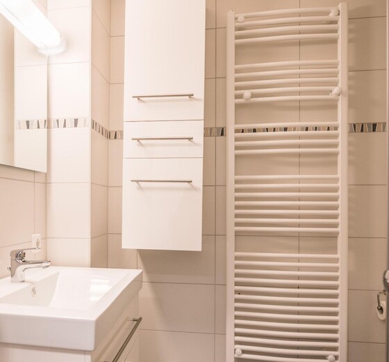 Badezimmer mit Dusche und Waschbecken-Ferienwohnung Keyser 2.0 - Ferienhaus / Ferienwohnung Büsum -  12