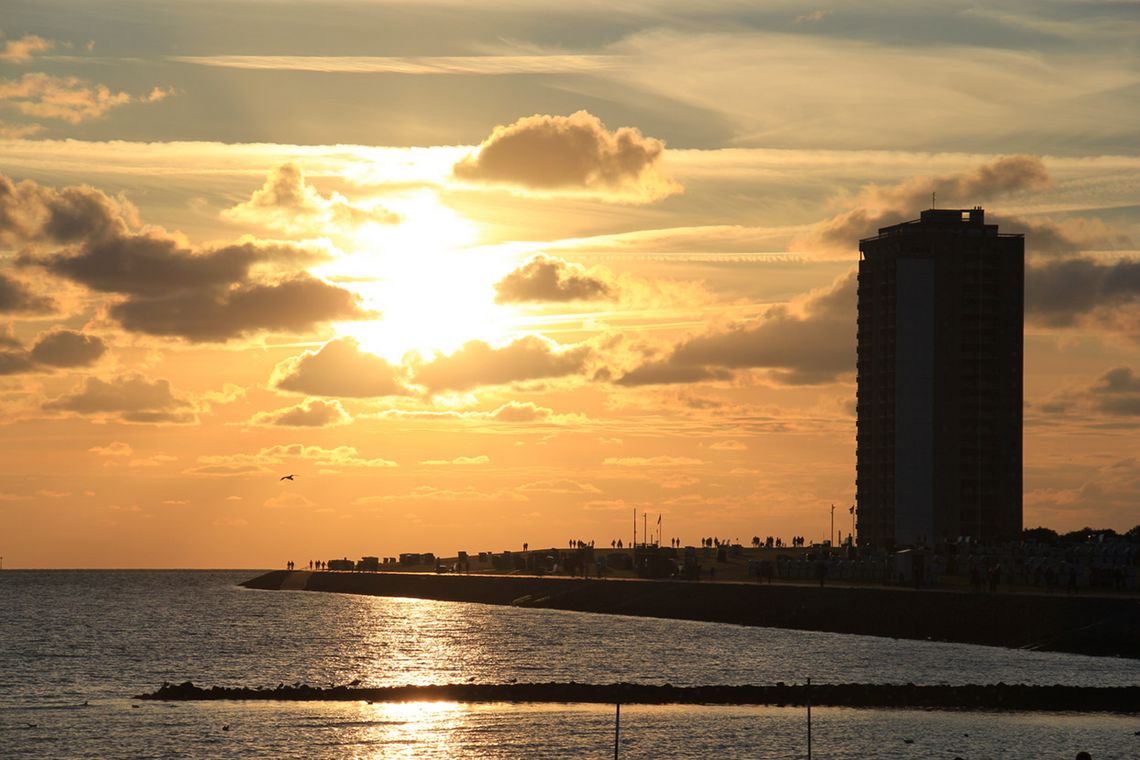 Das Büsumer Hochhaus in der Abendsonne