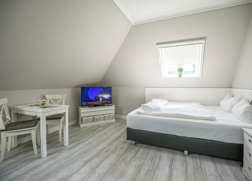 Schlafbereich mit TV-Strandpirat 1, Whg. Morgensonne - Ferienhaus / Ferienwohnung Büsum - 1