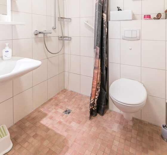 Duschbad mit WC und Handtuchwärmer-Haus Wassermann 21a - Ferienhaus / Ferienwohnung Büsum -  15