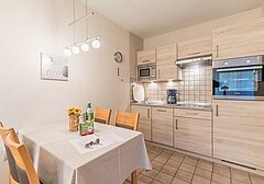 Küchenzeile mit Esstisch-Am Altenhof Whg. 2 - Ferienhaus / Ferienwohnung Büsum - 5