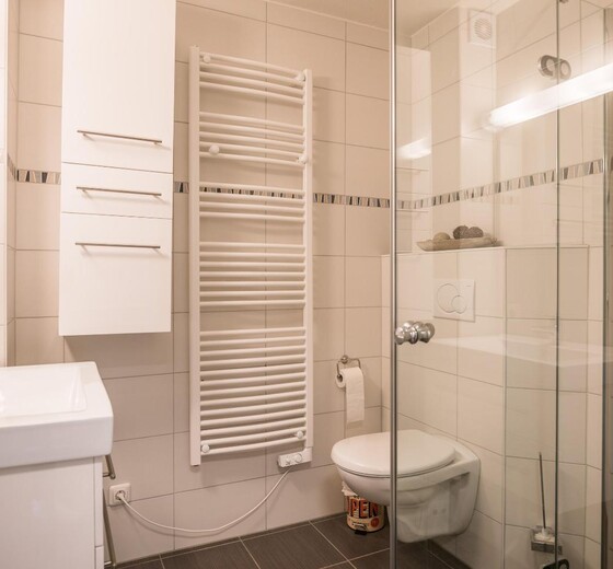 Duschbad mit WC und Handtuchwärmer-Ferienwohnung Keyser 2.0 - Ferienhaus / Ferienwohnung Büsum -  11