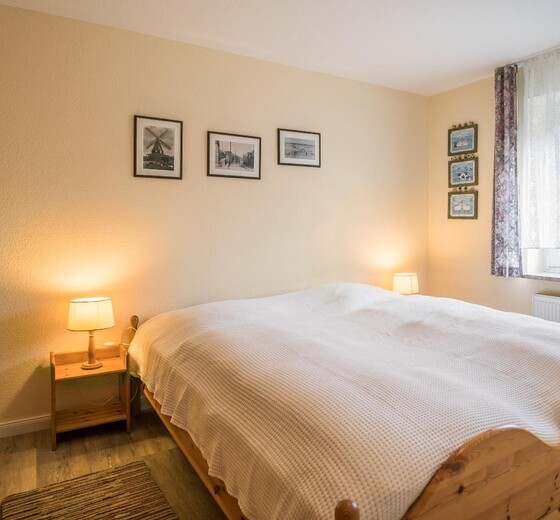 Schlafzimmer mit Bett-Am Ostdeich Whg. 10 - Ferienhaus / Ferienwohnung Büsum -  8