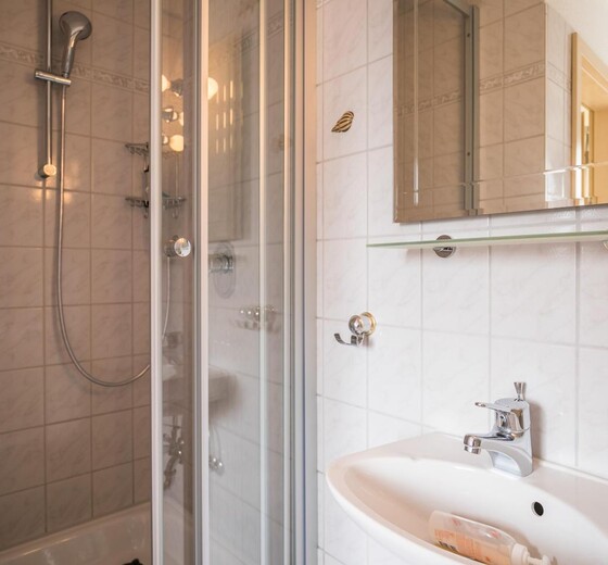 Badezimmer mit Dusche und Waschbecken-Haus Silke, Whg. 2 - Ferienhaus / Ferienwohnung Büsum -  7