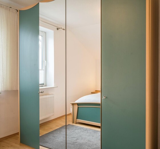 Schlafzimmer mit Kleiderschrank-Haus Kattegat, Whg. 1 - Ferienhaus / Ferienwohnung Büsum -  8