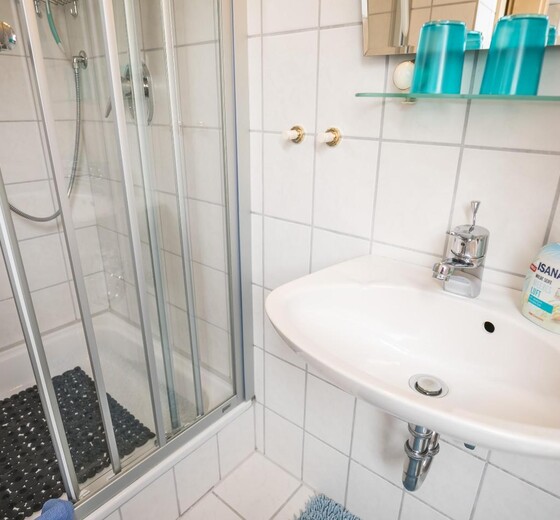 Badezimmer mit Dusche und Waschbecken-Haus Silke, Whg. 3 - Ferienhaus / Ferienwohnung Büsum -  11