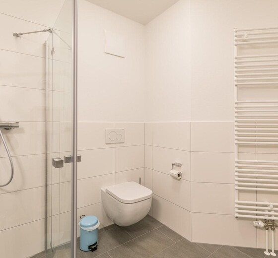 Duschbad mit WC und Handtuchwärmer-"Ferienwohnung Elli" - Ferienhaus / Ferienwohnung Büsum -  20