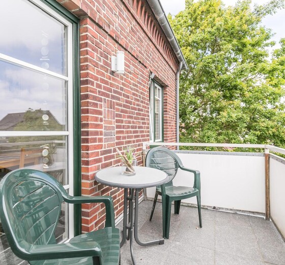 Balkon mit Blick in den Garten-"Bi Fries to Hus", Whg. Gode Stuv - Ferienhaus / Ferienwohnung Büsum -  18