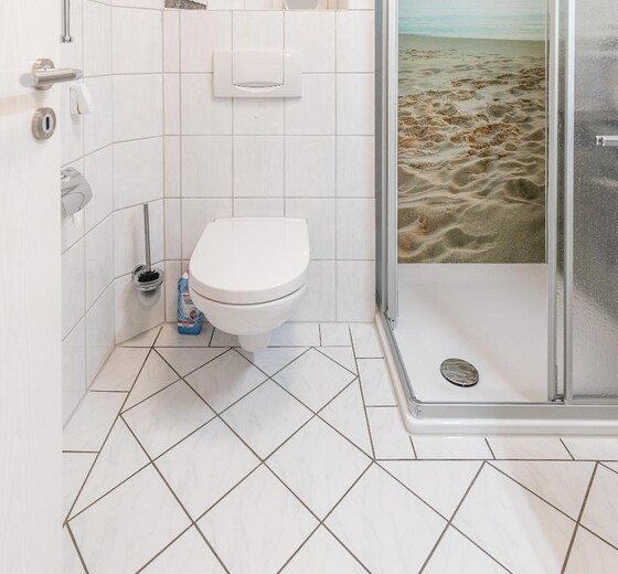 Badezimmer mit Dusche und Toilette-Haus Punzel, Whg. Seeperle - Ferienhaus / Ferienwohnung Büsum -  16
