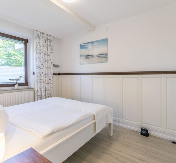 Blick ins Schlafzimmer-Wohnung Möwennest - Ferienhaus / Ferienwohnung Büsum -  11
