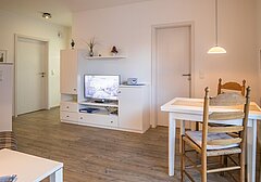 Ansicht Wohnzimmer mit TV-Muschelkorb- Ferienhaus / Ferienwohnung Büsum - 4