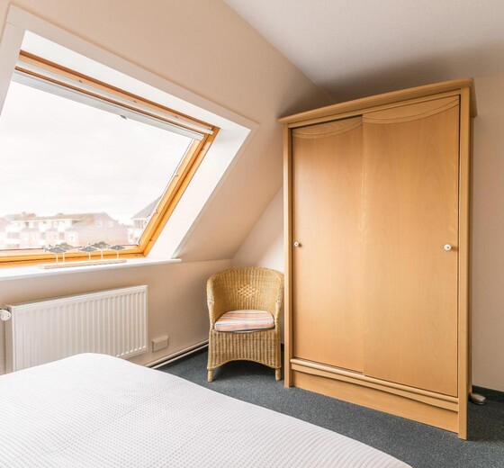 Schlafzimmer mit Kleiderschrank-Appartementhaus Meeresbucht Whg. 10 - Ferienhaus / Ferienwohnung Büsum -  7