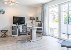 Wohnzimmer mit TV und Blick zur Terrasse-Haus Punzel, Whg. Seeperle- Ferienhaus / Ferienwohnung Büsum - 4