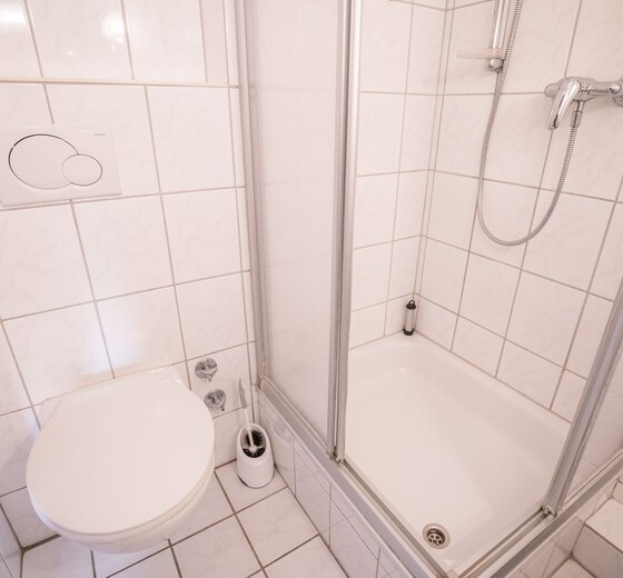 Badezimmer mit Toilette und Dusche-Nordseekante, Whg. 385 - Ferienhaus / Ferienwohnung Büsum -  14