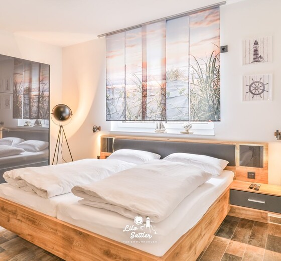 Schlafzimmer 1 mit Doppelbett und TV-Beach Suite - Ferienhaus / Ferienwohnung Büsum -  11