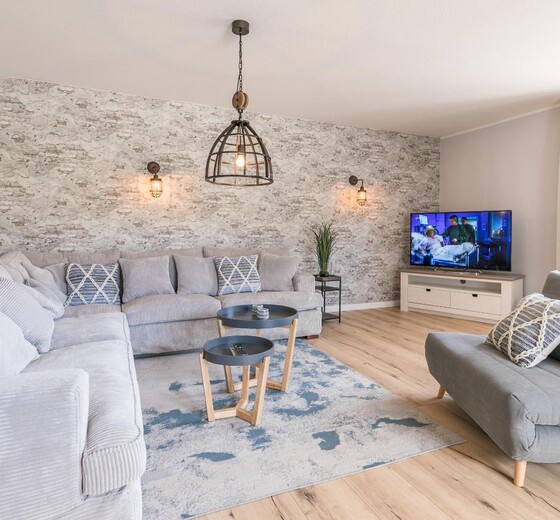Wohnzimmer mit TV und Sofa-RITA - Ferienhaus / Ferienwohnung Büsum -  7