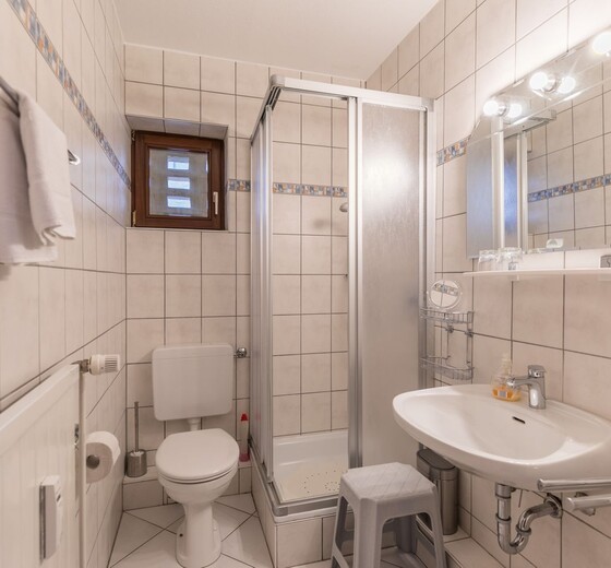 Badezimmer mit Toilette und Dusche-Schloß am Meer, Whg. 6 - Ferienhaus / Ferienwohnung Büsum -  13