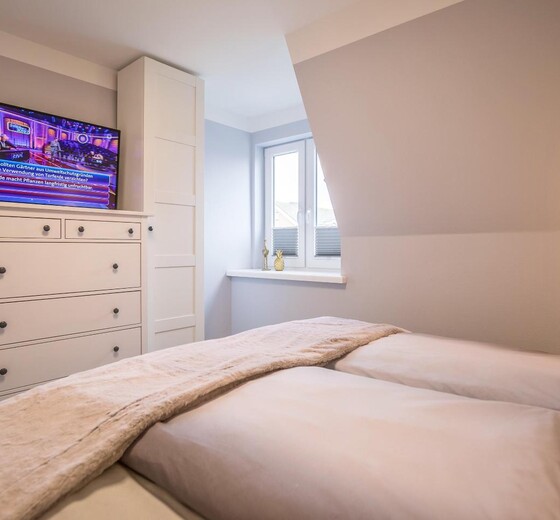 Schlafzimmer 1 mit TV-Strandpirat 2, Whg. Strandmuschel - Ferienhaus / Ferienwohnung Büsum -  11