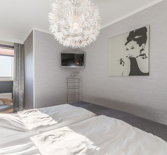 Schlafzimmer mit TV-Hochhaus Whg. 54 - Ferienhaus / Ferienwohnung Büsum -  16