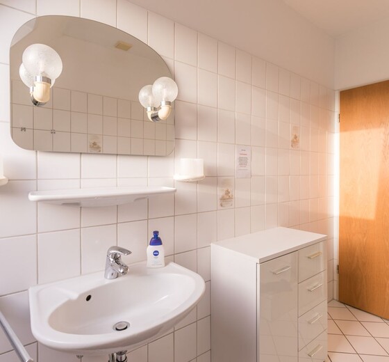 Badezimmer mit Toilette und Dusche-Am Altenhof Whg. 8 - Ferienhaus / Ferienwohnung Büsum -  10
