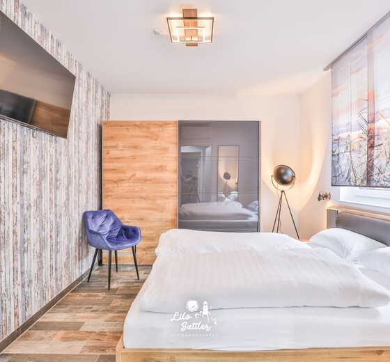 Schlafzimmer 1 mit Doppelbett-Beach Suite - Ferienhaus / Ferienwohnung Büsum -  13