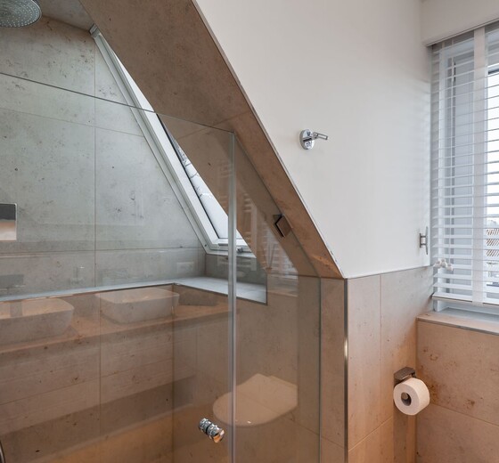 Badezimmer mit Dusche-WOLKEN.NEST Penthouse-Suite - Ferienhaus / Ferienwohnung Büsum -  39