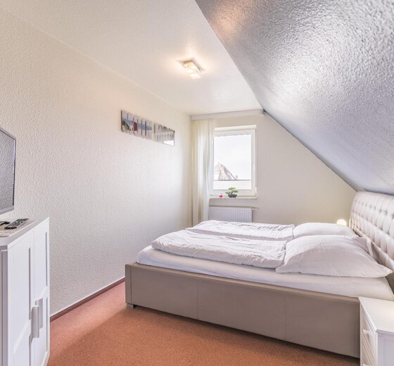 Schlafzimmer 1 mit Doppelbett-Theodor-Storm-Haus, Whg. 17 - Ferienhaus / Ferienwohnung Büsum -  11