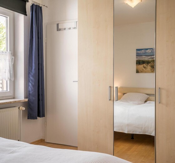 Schlafzimmer mit Kleiderschrank-Moiken - Ferienhaus / Ferienwohnung Büsum -  15