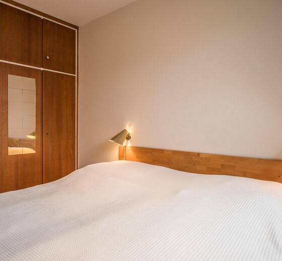 Schlafzimmer mit Einbauschrank-Nordseekante, Whg. 502 - Ferienhaus / Ferienwohnung Büsum -  7